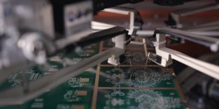 一个机器人机构正在制作电子印刷电路板