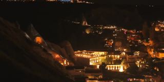 美丽的夜晚高清视频风景土耳其浪漫的高梅城市景观。卡帕多西亚，土耳其，戈雷梅，乌奇萨尔