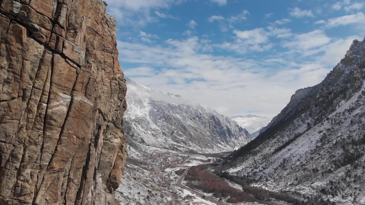 这是一幅鸟瞰图，在早春的时候，峡谷上的岩石被雪覆盖。