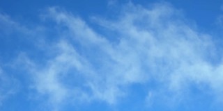 淡淡的白云在明亮的蓝天上飞翔。夏日午后晴空万里。春天cloudscape背景。副本的空间。自然，天气，蓝天。4 k