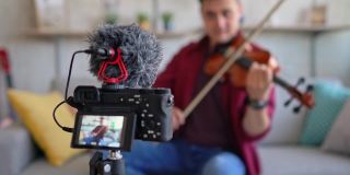 音乐家做一个视频博客拉小提琴