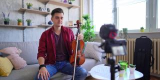 音乐家正在制作一个关于小提琴的视频博客