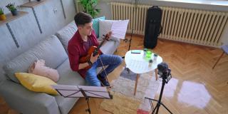 音乐家制作一个关于演奏小提琴和音符的视频博客