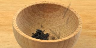 云南红茶倒入木质背景上的木碗中。