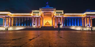 乌兰巴托中部的苏赫巴特尔广场夜景，蒙古的首都和最大的城市