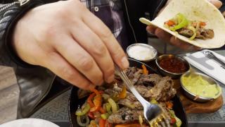 一盘墨西哥肉食品法希塔视频素材模板下载