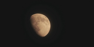 用长焦距望远镜拍摄月球。