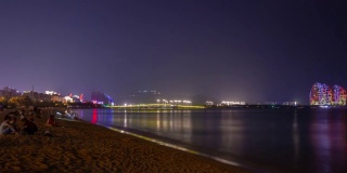 夜光璀璨的三亚拥挤的海滩著名的酒店全景4k时间推移海南岛中国