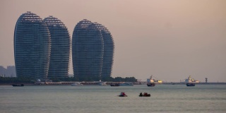 日落三亚海滩著名的酒店度假全景4k时间推移海南岛中国