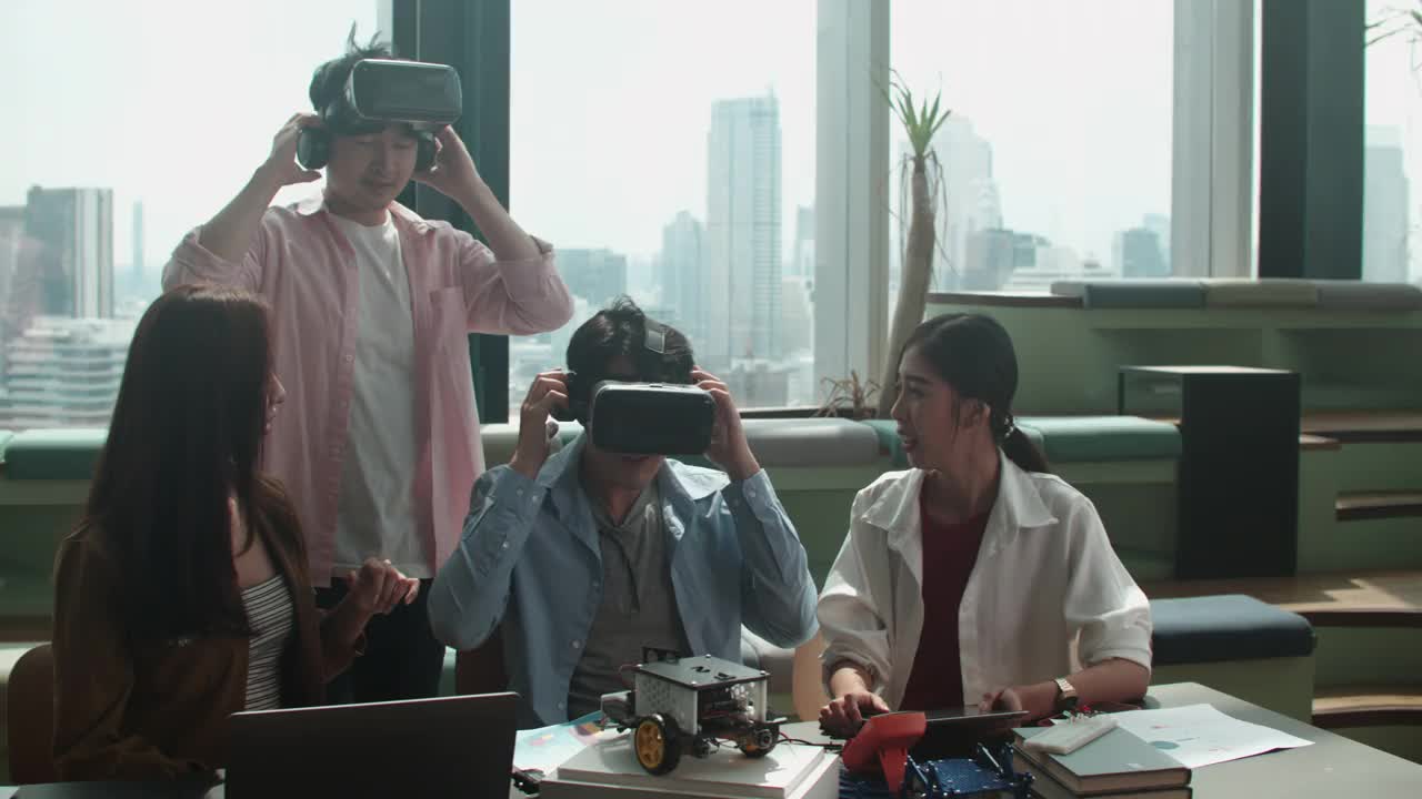 亚洲年轻人使用虚拟现实模拟器检查他们的项目概念，学习创新未来技术