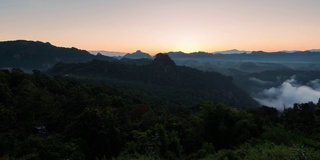 时间推移，日出山雾在早晨班加波村，夏季农业在泰国北部省