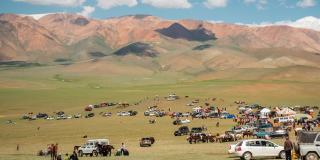 在西蒙古，人们聚集在传统的那达慕盛夏，多利延时序列