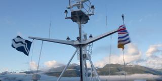渡船通讯桅杆上插旗子