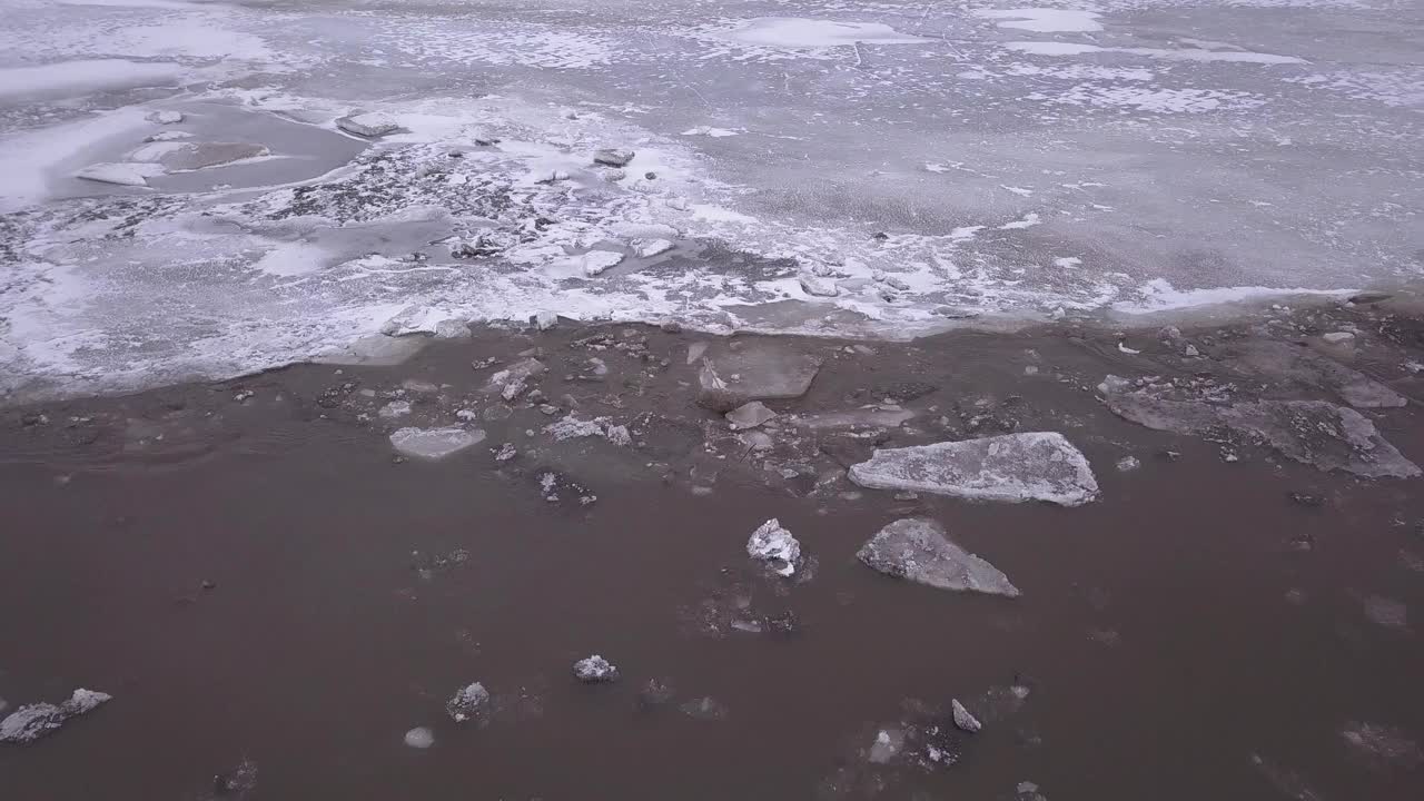 河冰在泥泞的春河中融化