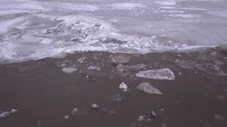 河冰在泥泞的春河中融化视频素材模板下载