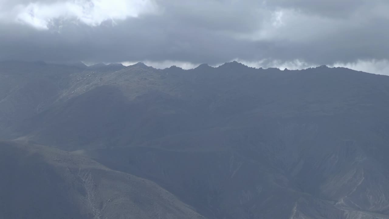 安第斯山脉附近的落基山脉，在Las Cuevas, Catamarca省，阿根廷，南美洲。