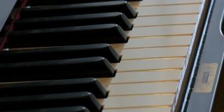 近距离的神秘的自我演奏钢琴没有钢琴家。钢琴自己演奏。万圣节的概念。