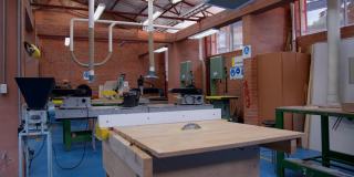 一所大学校园里的空木工实验室