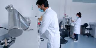 拉丁美洲男性研究人员在实验室调整机器的医学样本