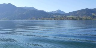 秋天的泰根西湖。巴伐利亚湖是巴伐利亚最干净的湖泊之一，也是著名的旅游胜地。