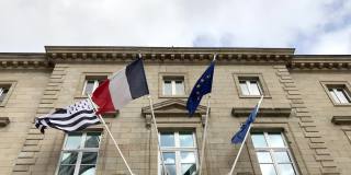 法国国旗以及欧洲和布雷顿的国旗