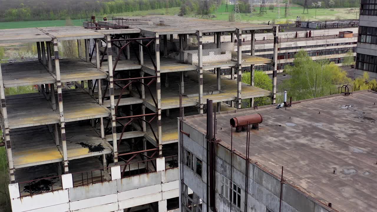 鸟瞰图的废弃建筑。空无一人的末日之城，房屋受损。