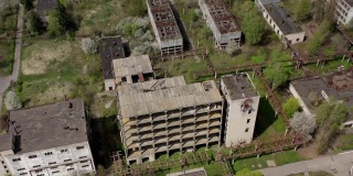 废旧工厂鸟瞰图。空中拍摄的大型废弃工厂。