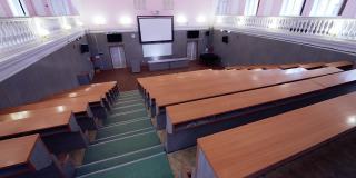 会议室里空无一人。空荡荡的现代化教育大教室。