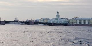 在一个阳光明媚的秋日，乘船沿着涅瓦河游览圣彼得堡，从水上俯瞰这座城市