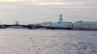 在一个阳光明媚的秋日，乘船沿着涅瓦河游览圣彼得堡，从水上俯瞰这座城市视频素材模板下载