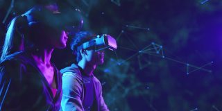 Metaverse VR虚拟现实游戏玩，男人和女人玩Metaverse虚拟数字技术游戏控制与VR护目镜