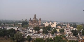 从中央邦的贾汗吉尔Mahal, Orchha, Madhya Pradesh，印度中央邦的贾汗吉尔Mahal (Orchha Fort)看到的Orchha Palace Fort, Raja Mahal和chaturbhuj temple的美丽景色