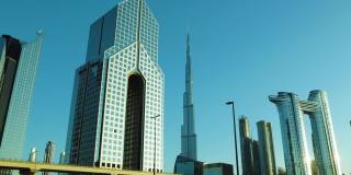 美丽的迪拜城市摩天大楼或天际线与哈利法塔。迪拜RTA地铁经过。从迪拜谢赫扎耶德路看到的景象