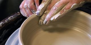 在制陶轮上加工粘土坯时工具的使用