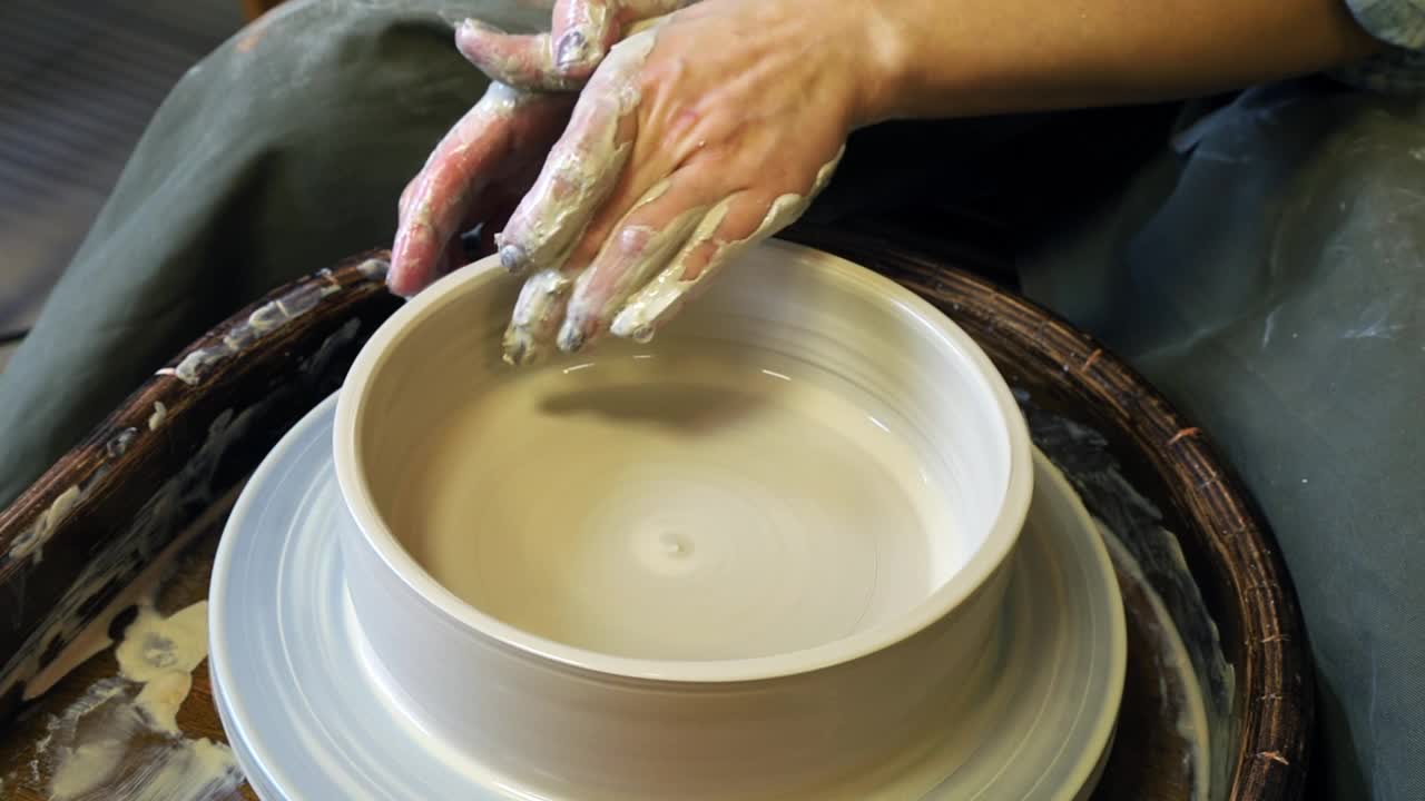 在制陶轮上得到黏土制品的最终形状