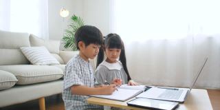 亚洲的兄弟姐妹们从在家开电话会议的老师那里在线学习。