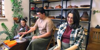妈妈，爸爸和女儿在一个陶艺作坊的大师班