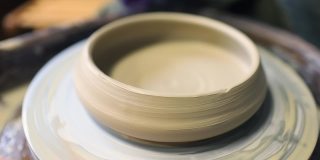 自制的陶碗在陶轮上转动