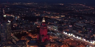 大城市夜间的空中全景镜头。红色的灯光照亮了文化科学宫。波兰华沙