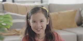 POV混合亚洲女孩在家里用笔记本电脑进行视频通话，使用缩放在线虚拟课堂，社交距离，在家上学，电子学习，新常态概念