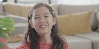 POV混合亚洲女孩在家里用笔记本电脑进行视频通话，使用缩放在线虚拟课堂，社交距离，在家上学，电子学习，新常态概念