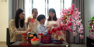 多代亚洲华人家庭装饰客厅为中国新年家庭团聚