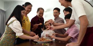欢乐的多代亚裔华人家庭在农历新年期间欢唱