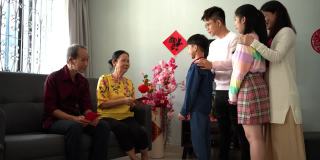 多代亚洲华人家庭在家里庆祝中国新年