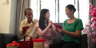 在春节庆祝活动中，祖父母给他们的孙女发红包