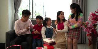 亚洲华人家庭在家里庆祝中国新年