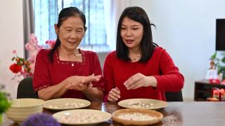 一位亚洲的祖母和她的孙女准备制作汤圆庆祝中国新年视频素材模板下载