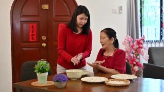 一位亚洲的奶奶和她的孙女正在为庆祝中国新年而准备汤圆视频素材模板下载