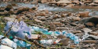 山上流得快干净，岸上有岩石，里面有垃圾、塑料瓶、塑料袋。环境污染中的人为因素。特殊的垃圾散焦