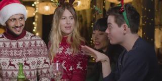 一群朋友在圣诞庆祝期间在酒吧社交的滑动镜头